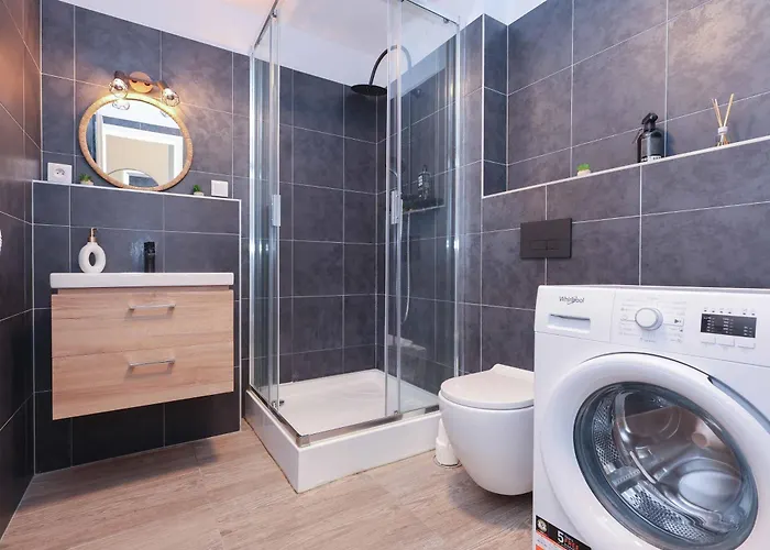 Adamick Place In City Centre With Free Parking